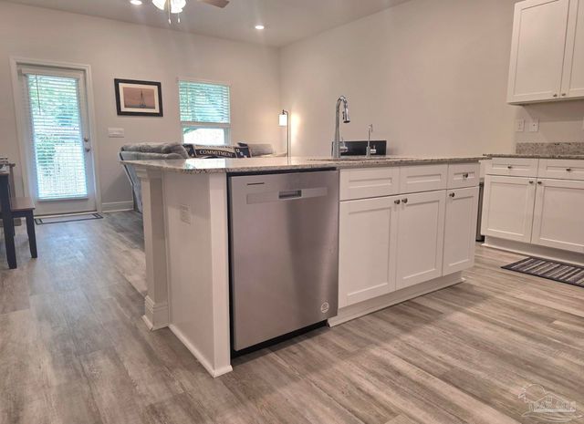 7158 Village Ln, Pensacola, FL 32504
