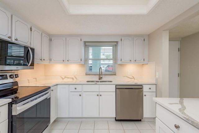 8 GLENCOE PLACE 104, Dunedin, FL 34698