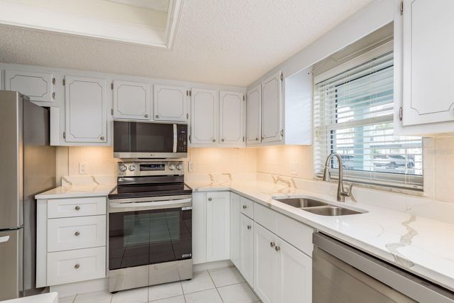 8 GLENCOE PLACE 104, Dunedin, FL 34698