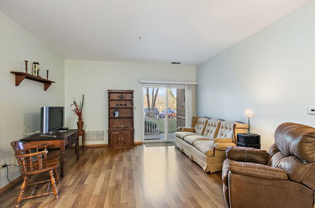 801 N Mclean Boulevard 156, Elgin, IL 60123