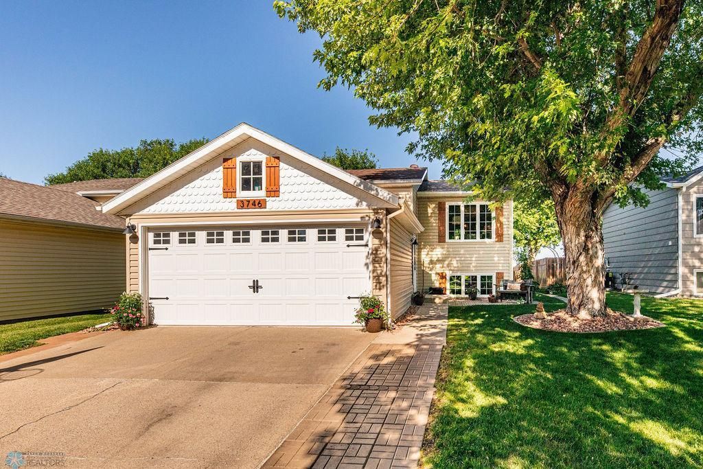 3746 10th Street N, Fargo, ND 58102