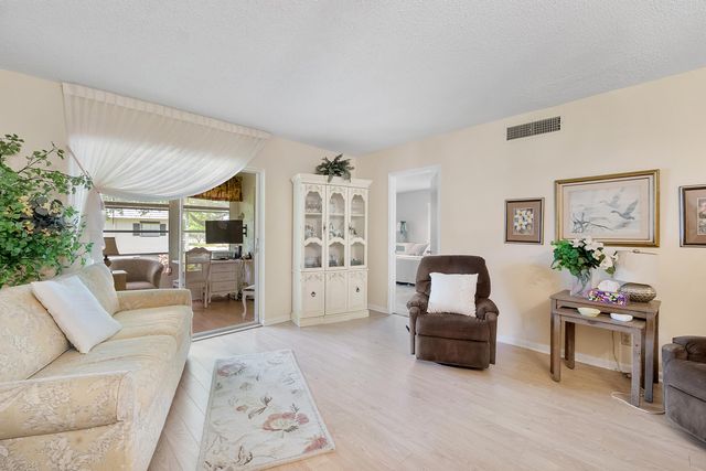 5661 SW 2nd Court 201, Margate, FL 33068
