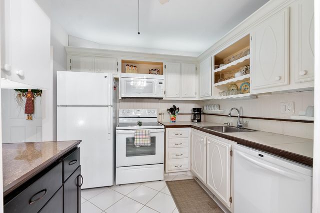 5661 SW 2nd Court 201, Margate, FL 33068