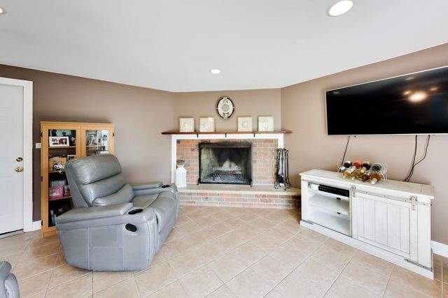 427 Kent Court, Schaumburg, IL 60193