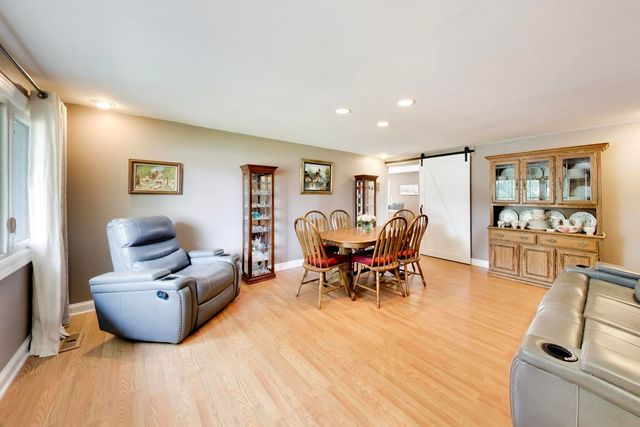 427 Kent Court, Schaumburg, IL 60193