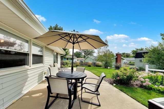 427 Kent Court, Schaumburg, IL 60193