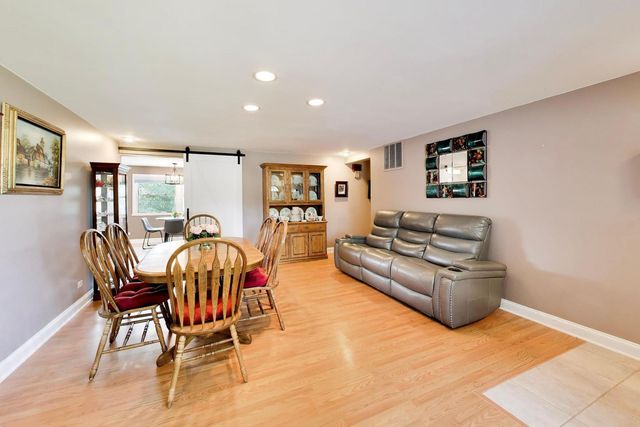 427 Kent Court, Schaumburg, IL 60193