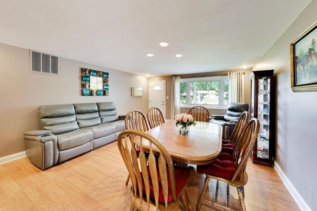 427 Kent Court, Schaumburg, IL 60193