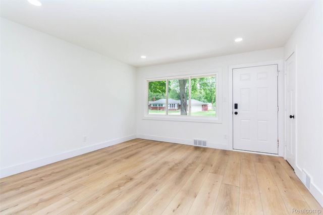 37122 Kellogg Street, Clinton Charter Township, MI 48036