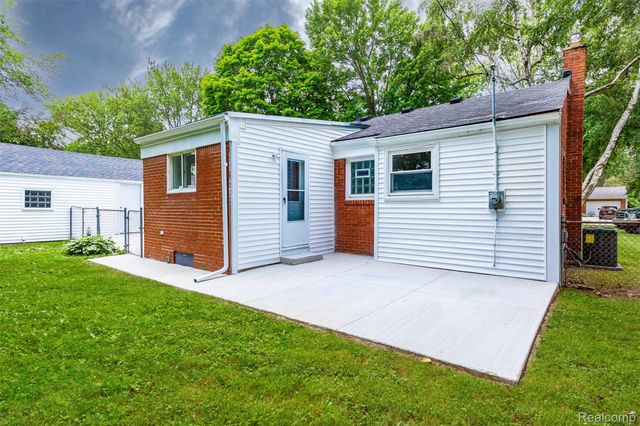 37122 Kellogg Street, Clinton Charter Township, MI 48036