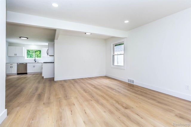 37122 Kellogg Street, Clinton Charter Township, MI 48036