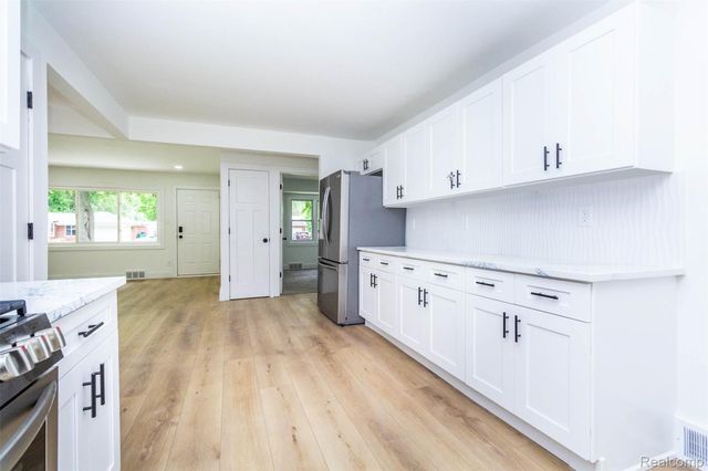 37122 Kellogg Street, Clinton Charter Township, MI 48036