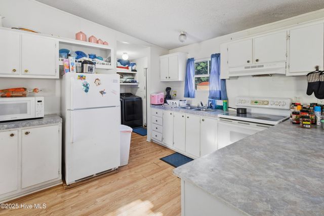 1025 White Lake Drive, Elizabethtown, NC 28337