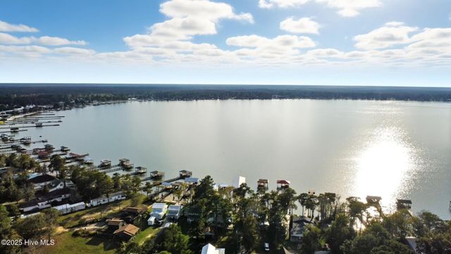 1025 White Lake Drive, Elizabethtown, NC 28337