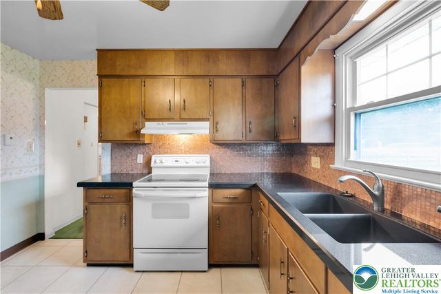 2609 Lynnhurst Drive, Bethlehem City, PA 18017