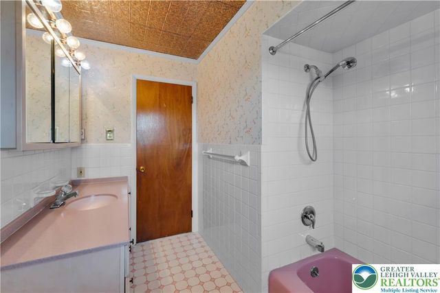 2609 Lynnhurst Drive, Bethlehem City, PA 18017