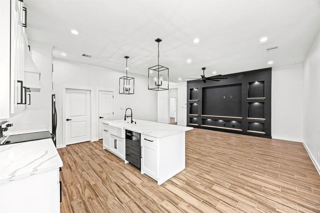 207 Manor Avenue, Arcola, TX 77583