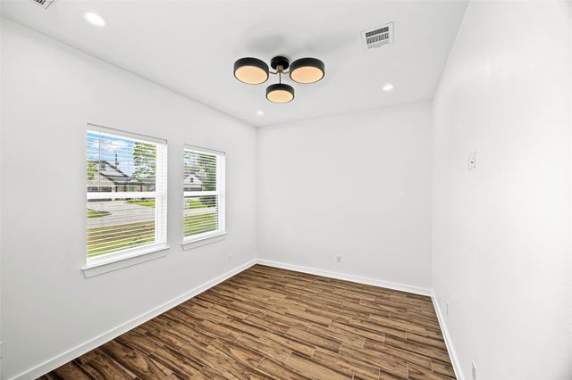 207 Manor Avenue, Arcola, TX 77583