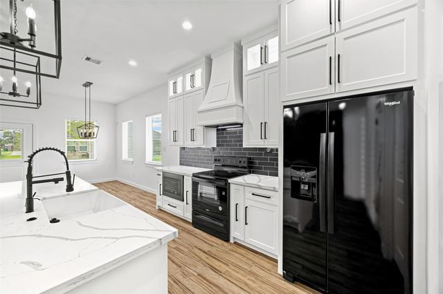 207 Manor Avenue, Arcola, TX 77583