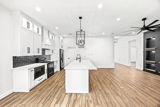 207 Manor Avenue, Arcola, TX 77583