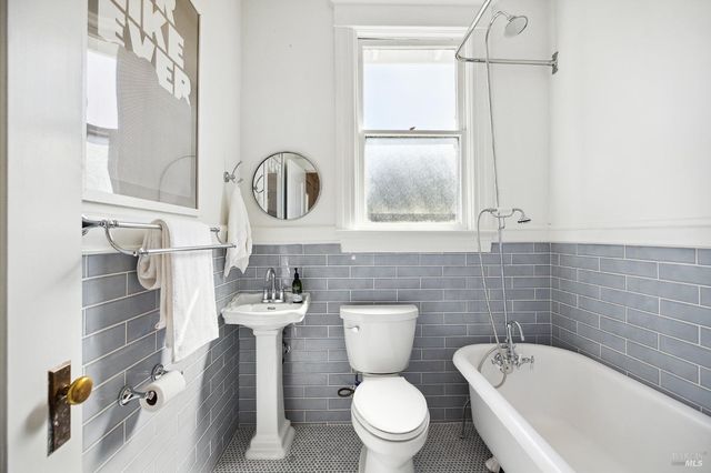 1375 Gossage Ave, Petaluma, CA 94952