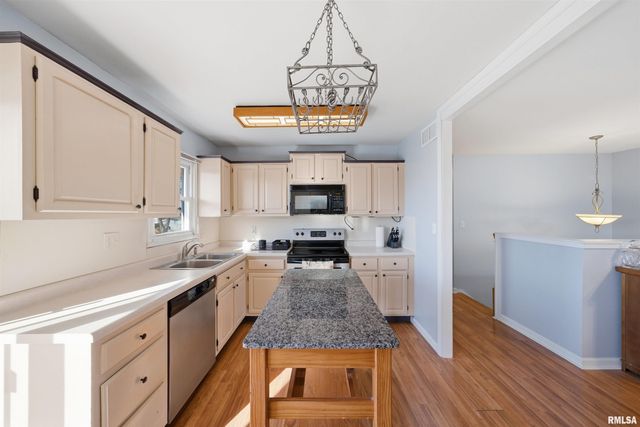 230 BRIARCLIFF Drive, Washington, IL 61571