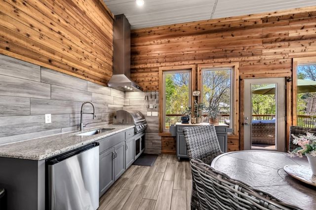 10016 Camelot Lane, Rogers, AR 72758