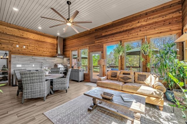 10016 Camelot Lane, Rogers, AR 72758