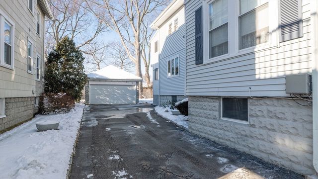 16-18 Pondview Rd, Arlington, MA 02474