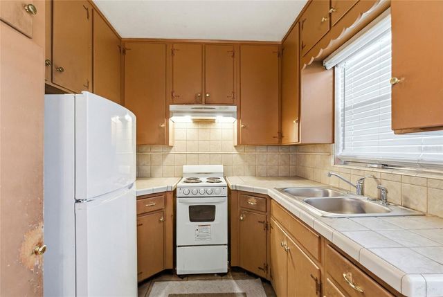 1014 E OKALOOSA AVENUE, Tampa, FL 33604