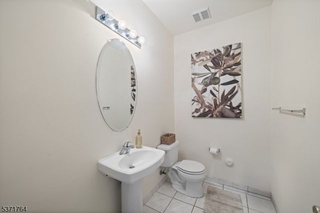 31 Devonshire Dr, Clifton City, NJ 07013