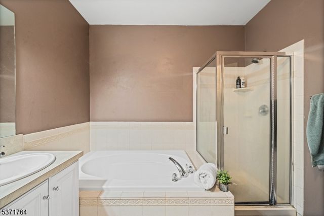 31 Devonshire Dr, Clifton City, NJ 07013