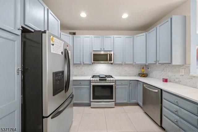 31 Devonshire Dr, Clifton City, NJ 07013