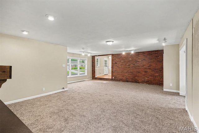 1160 S Lafayette Street, Florissant, MO 63031