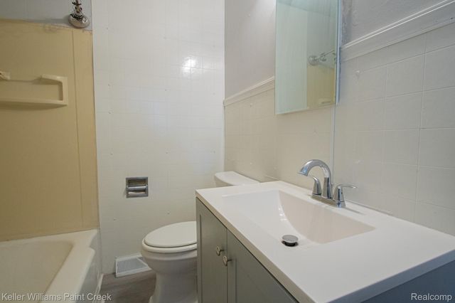 8493 Jewett Avenue, Warren, MI 48089