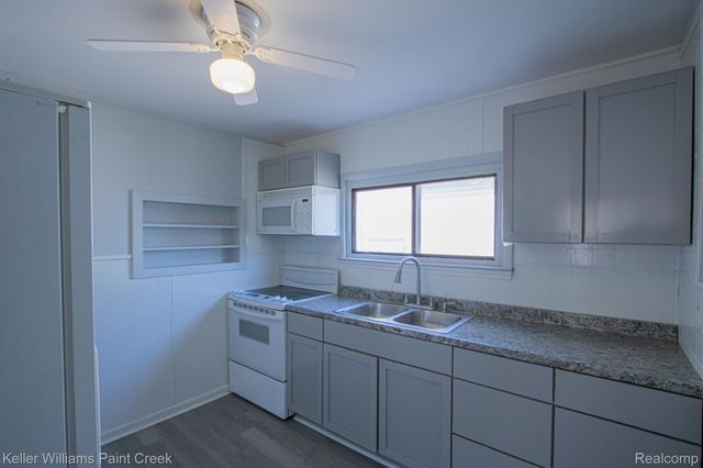 8493 Jewett Avenue, Warren, MI 48089