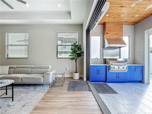 828 100th AVE N, Naples, FL 34108