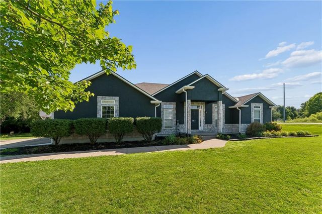 1611 Deer Run Road, Oak Grove, MO 64075