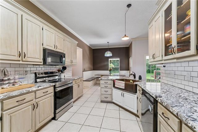 1611 Deer Run Road, Oak Grove, MO 64075