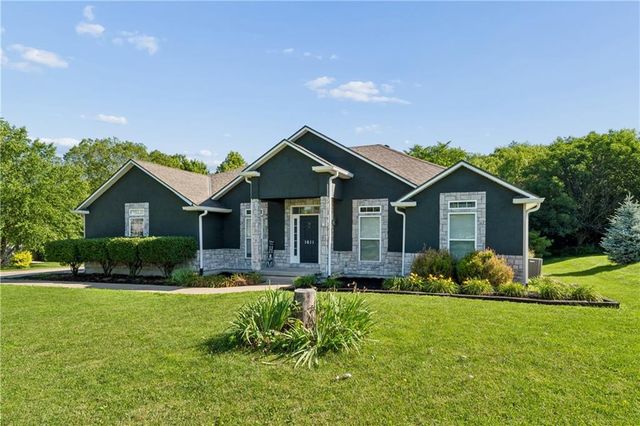 1611 Deer Run Road, Oak Grove, MO 64075