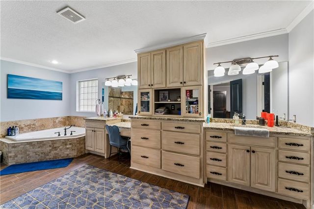 1611 Deer Run Road, Oak Grove, MO 64075