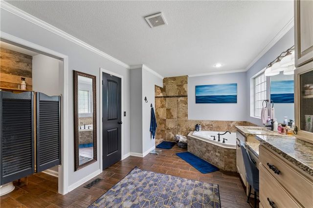 1611 Deer Run Road, Oak Grove, MO 64075