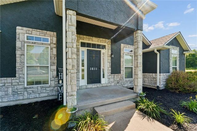 1611 Deer Run Road, Oak Grove, MO 64075