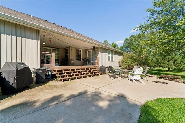1611 Deer Run Road, Oak Grove, MO 64075