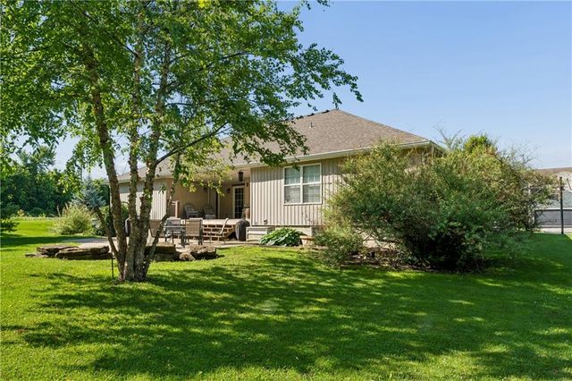 1611 Deer Run Road, Oak Grove, MO 64075