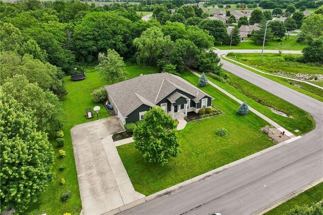 1611 Deer Run Road, Oak Grove, MO 64075