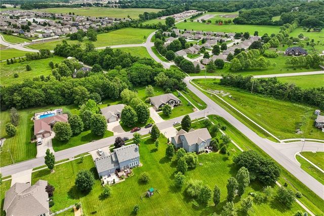 1611 Deer Run Road, Oak Grove, MO 64075