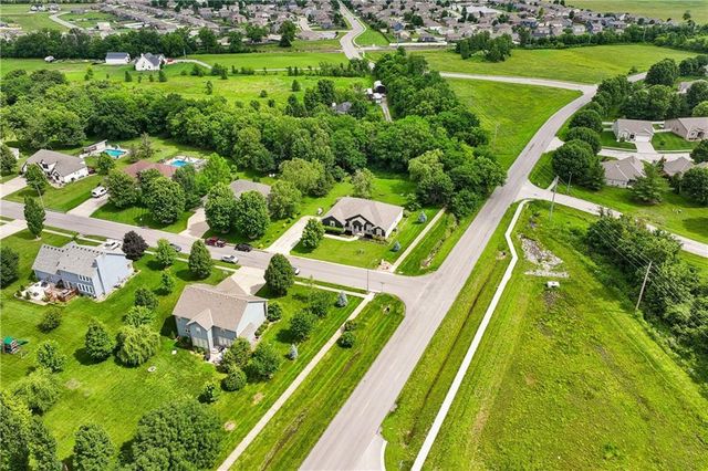 1611 Deer Run Road, Oak Grove, MO 64075