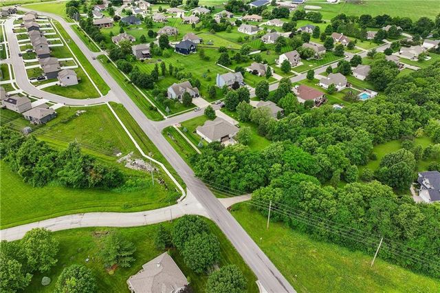 1611 Deer Run Road, Oak Grove, MO 64075