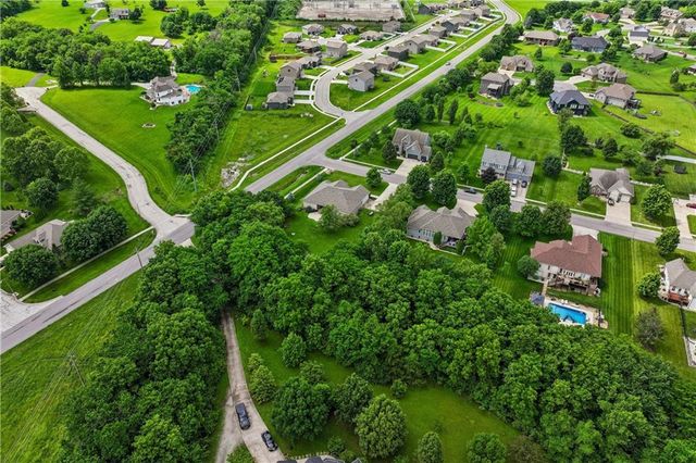 1611 Deer Run Road, Oak Grove, MO 64075